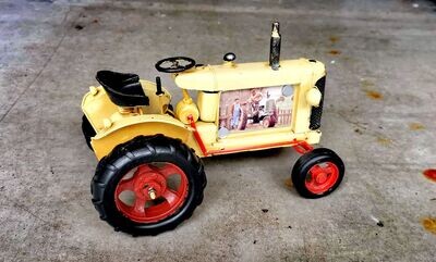 Traktor Oldtimer, Metall; L24cmB15cmH16,5cm; Pastell gelb;mit doppelseitiger Bilderrahmenfunktion;