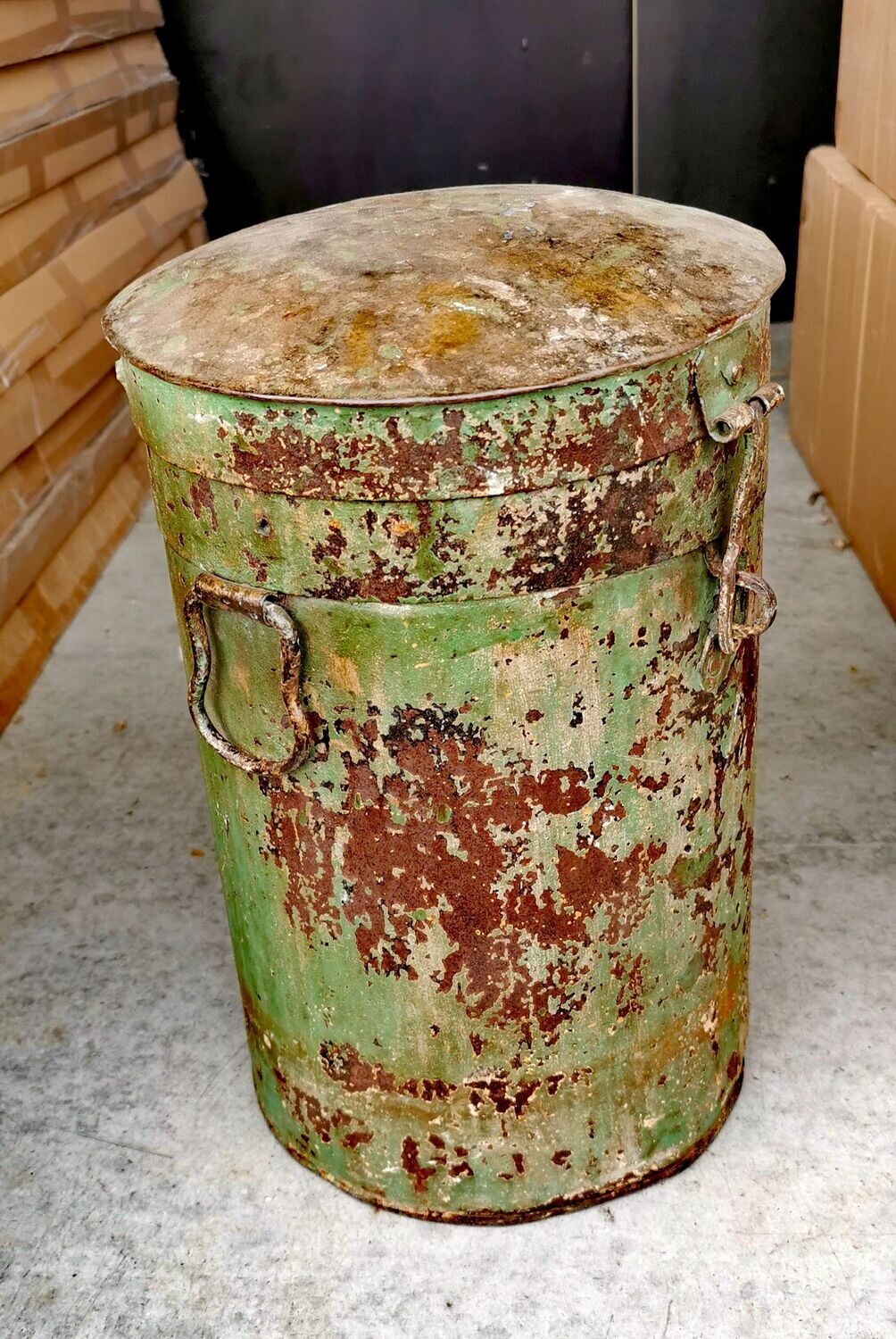 Kleinmöbel Tonne,Metall, antik; H36 dm25,5cm; Vintage grün/braun, kleine Henkel auf beiden Seiten, verschließbar