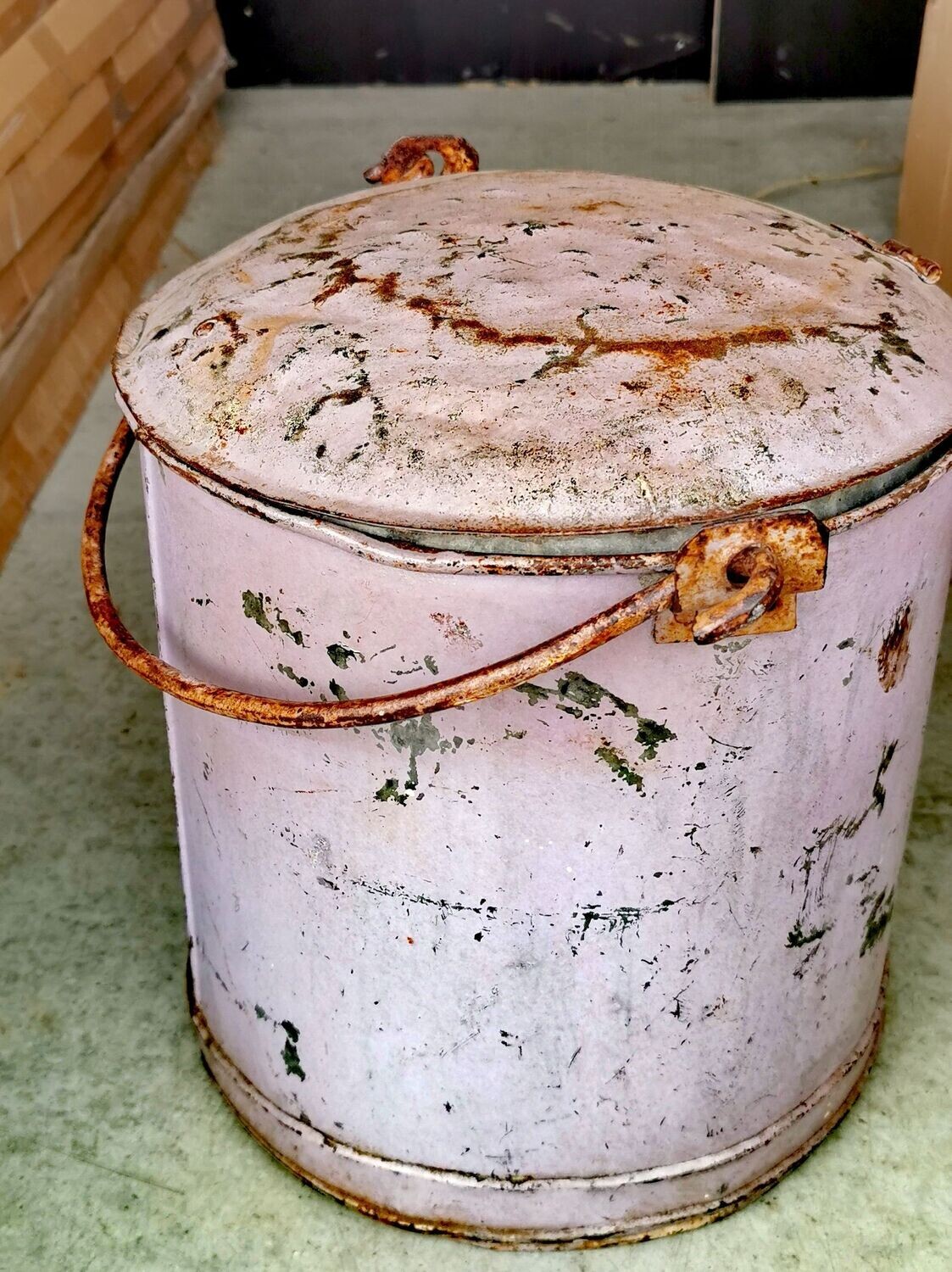 Kleinmöbel Tonne,Metall, antik; H29,5 dm29,5cm; fliederfarben, großer Tragehenkel, verschließbar