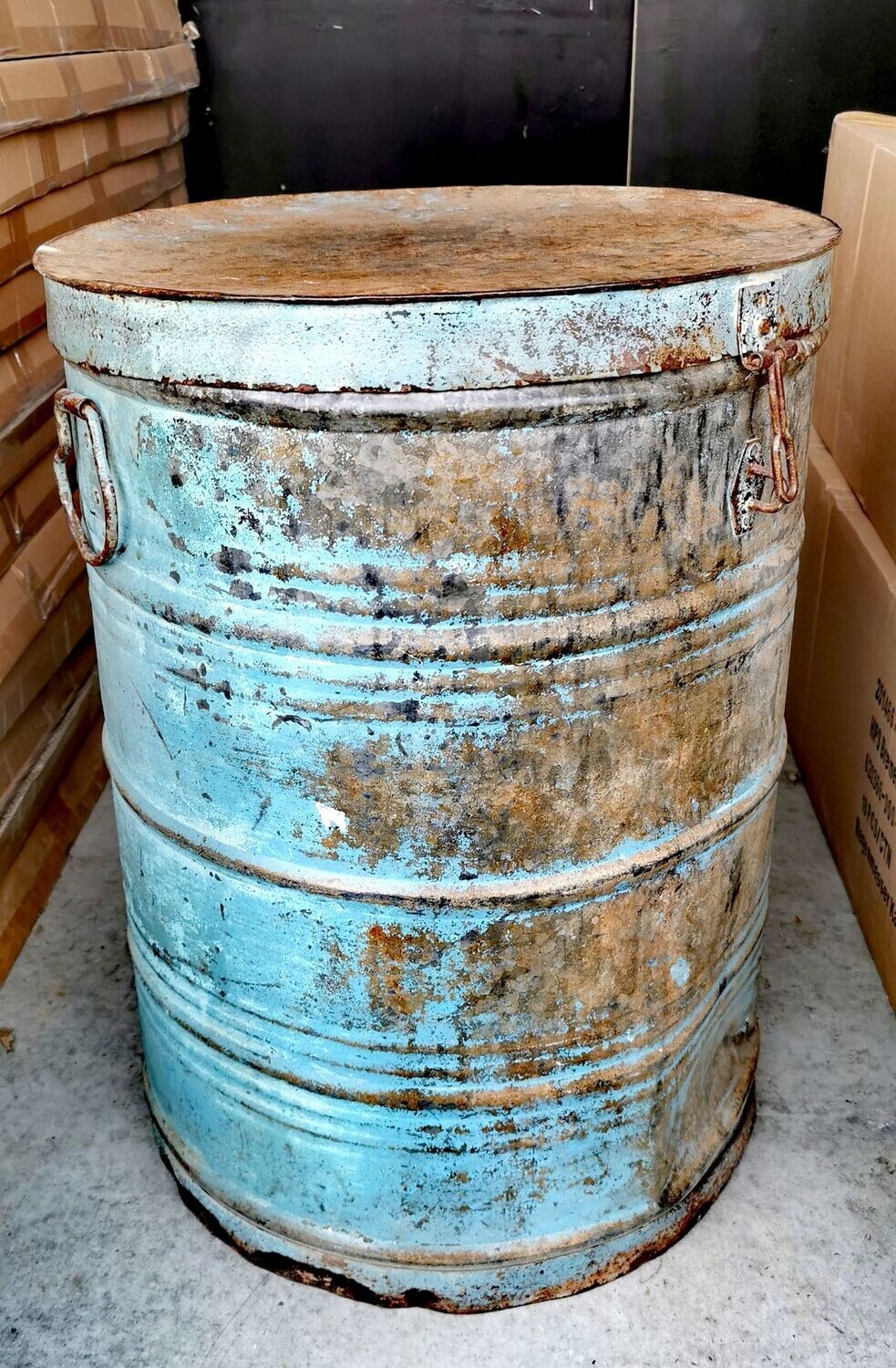 Kleinmöbel Tonne Metall, antik; H53 dm39,5cm; vintage hellblau, mit kleinen Henkeln an beiden Seiten, verschließbar - NUR ABHOLUNG