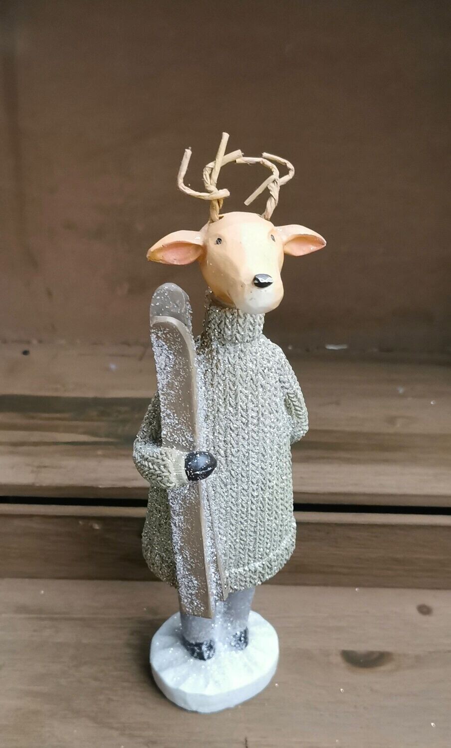 Dekohirsch mit Ski, pistazienfarben beglittert, Kunstharz: H27cm