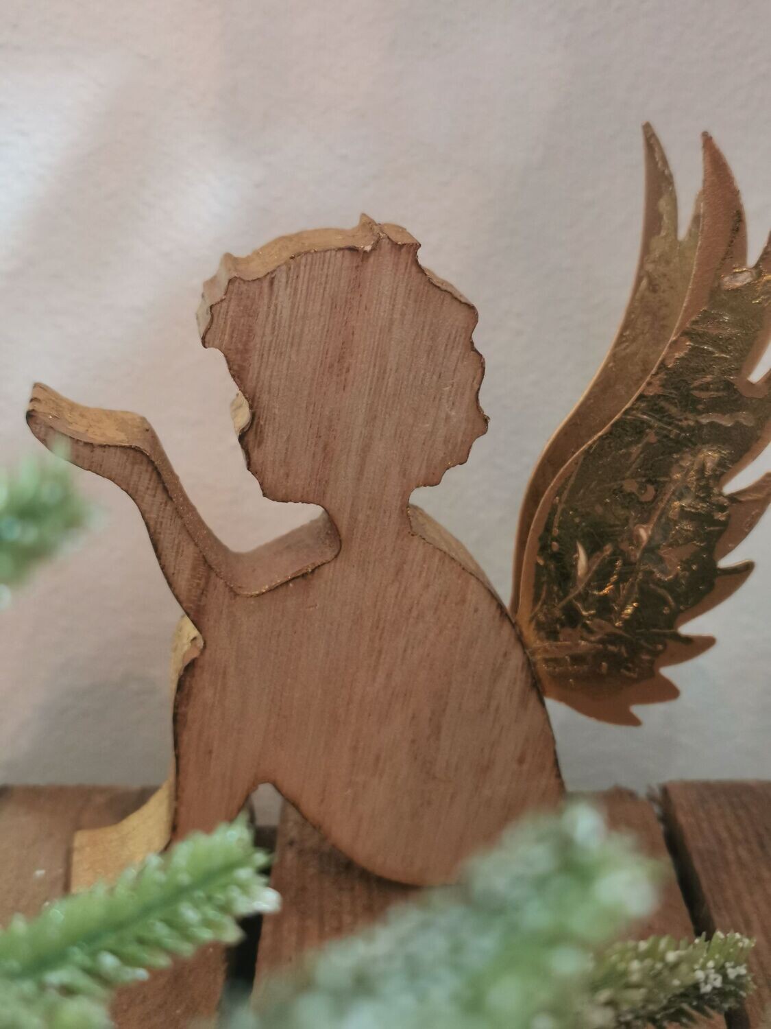 Engel Beviel, Holz, Flügel Metall vergoldet; H13cm B2cmcm T8,5cm; mit empfangender Handhaltung und nach oben gerichteten Flügeln;