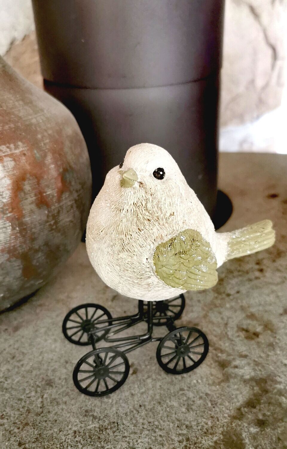 Dekovogel auf Rädern, Kunstharz; glitterweiß  mit pistazie; H13cm B12cm; SONDERPREIS statt 8,50