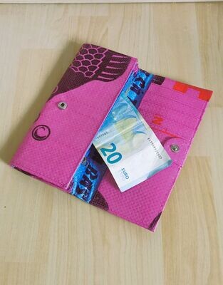 Geldbörse pink, innen ozeanblau; aus recyceltem Kunststoffsack; dunkelblaues Innenfutter Münzfach H10cm B20cm; wasserdicht, robust, stylish