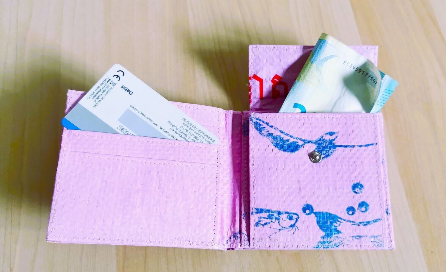 Geldbörse klappbar light rosé, innen weiß/türkis; aus recyceltem Kunststoffsack; H9,5cm B11cm, wasserdicht, robust, stylish