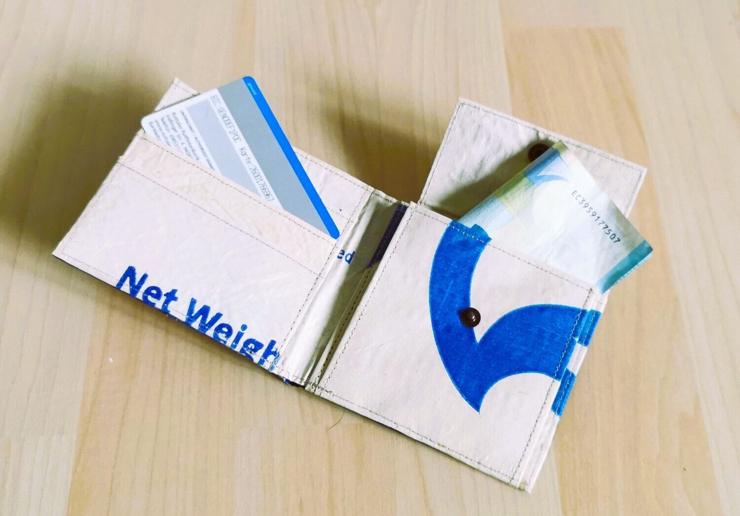 Geldbörse klappbar creme/dunkelblau, aus recyceltem Kunststoffsack; H9,5cm B11cm, wasserdicht, robust, stylish