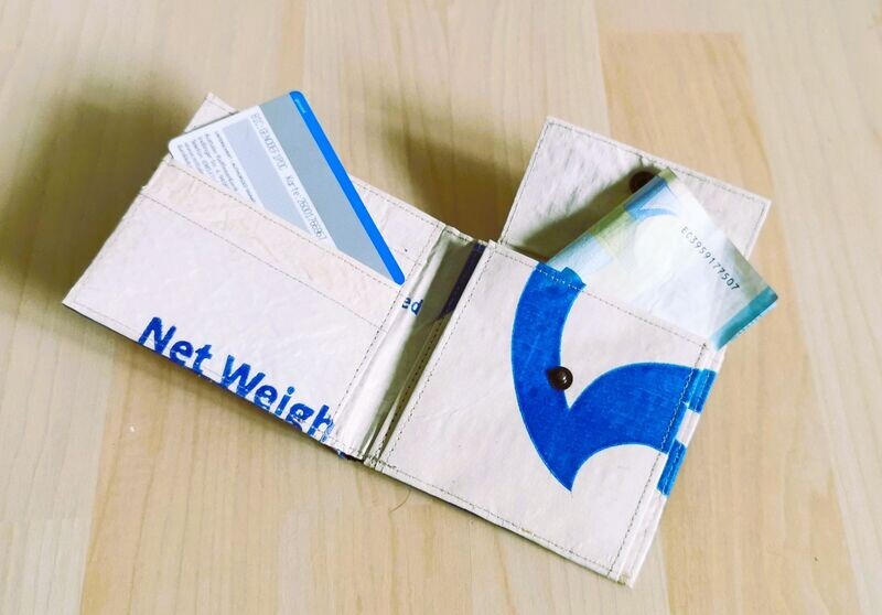 Geldbörse klappbar creme/dunkelblau, aus recyceltem Kunststoffsack; H9,5cm B11cm, wasserdicht, robust, stylish