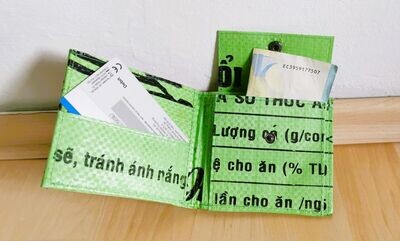 Geldbörse klappbar apfelgrün, innen sonnengelb; aus recyceltem Kunststoffsack; H9,5cm B11cm, wasserdicht, robust, stylish