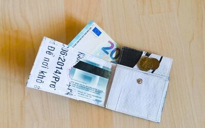 Geldbörse mini ozeanblau, innen weiß/schwarz; aus recyceltem Kunststoffsack; H7cm B10,5cm; wasserdicht, robust, stylish