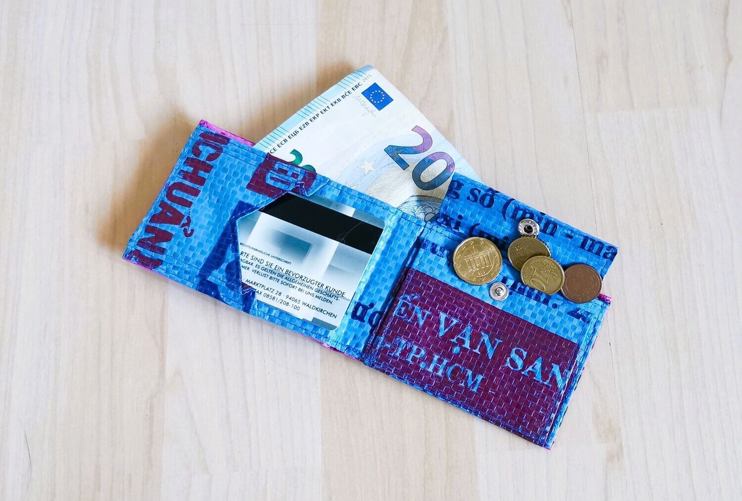 Geldbörse mini pink, innen ozeanblau; aus recyceltem Kunststoffsack; H7cm B10,5cm; wasserdicht, robust, stylish