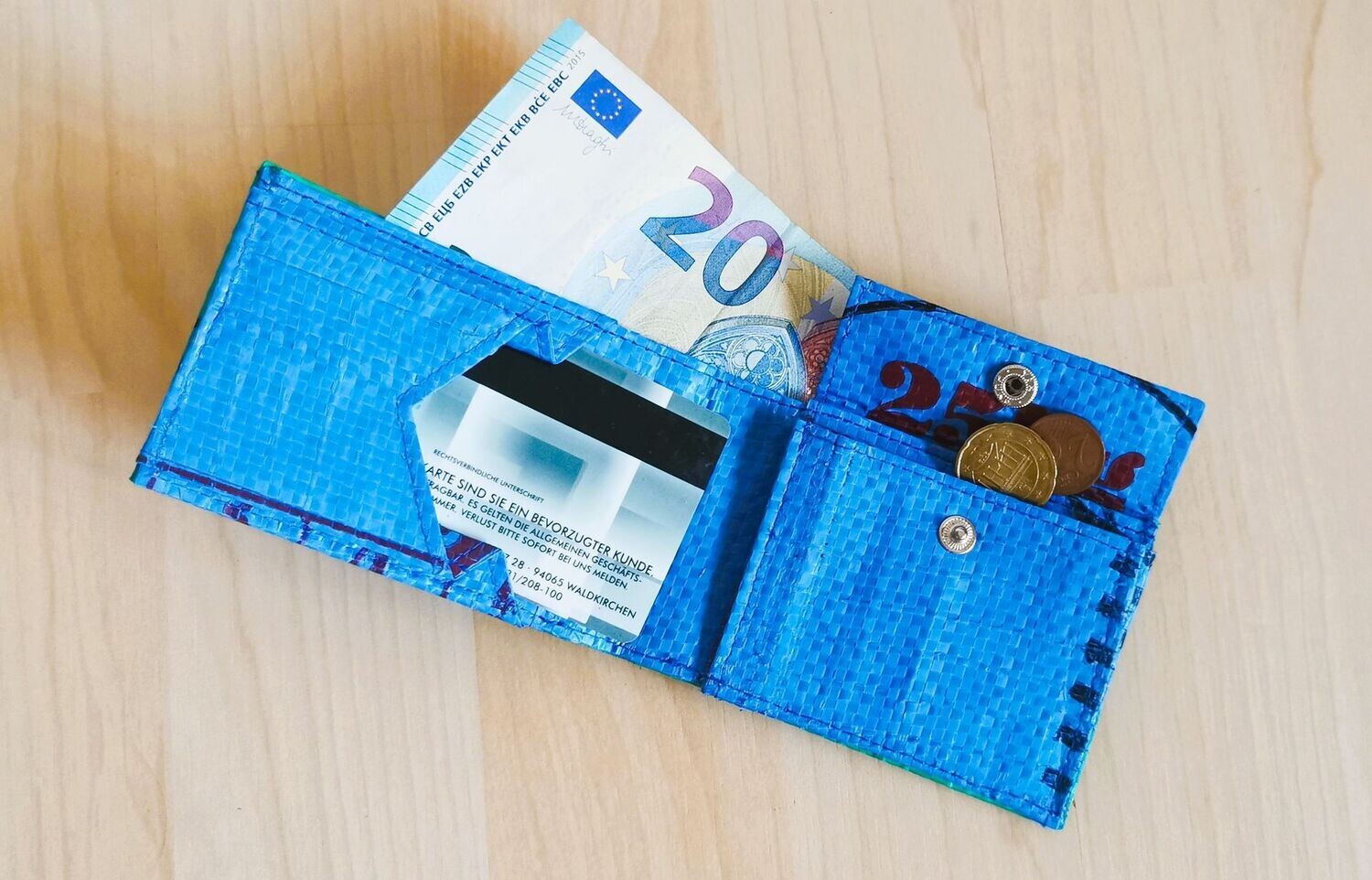 Geldbörse mini irisch grün, innen ozeanblau; aus recyceltem Kunststoffsack; H7cm B10,5cm; wasserdicht, robust, stylish
