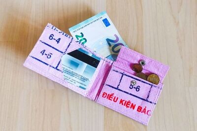 Geldbörse mini rosa, innen weiß/schwarz; aus recyceltem Kunststoffsack; H7cm B10,5cm; wasserdicht, robust, stylish
