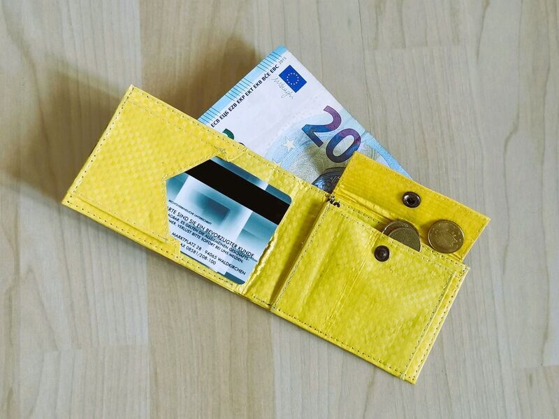 Geldbörse mini sonnengelb, innen light orange; aus recyceltem Kunststoffsack; H7cm B10,5cm; wasserdicht, robust, stylish Geldbörse mini sonnengelb, innen light orange; aus recyceltem Kunststoffsack; H7cm B10,5cm; wasserdicht, robust, stylish