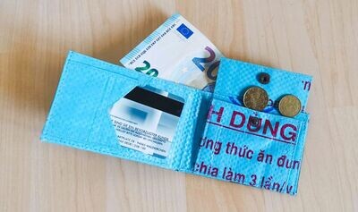 Geldbörse mini eisblau, innen weiß; aus recyceltem Kunststoffsack; H7cm B10,5cm; wasserdicht, robust, stylish