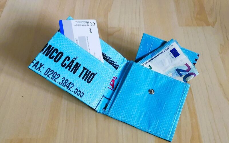 Geldbörse klappbar eisblau, innen pink; aus recyceltem Kunststoffsack; H9,5cm B11cm, wasserdicht, robust, stylish