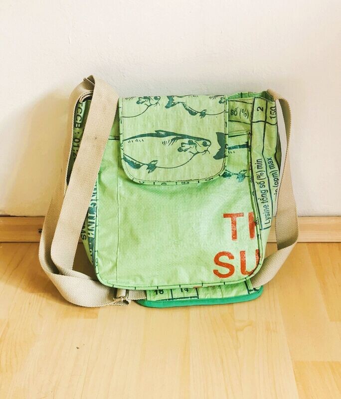Tasche Urban Bag, light grün, H30cm B23,5cm T10cm; Gurt verstellbar bis Länge 71cm einfach; aus altem Fischfuttersack; wasserdicht, robust, stylish Tasche Urban Bag, light grün, H30cm B23,5cm T10cm; Gurt verstellbar bis Länge 71cm einfach; aus altem Fischfuttersack; wasserdicht, robust, stylish