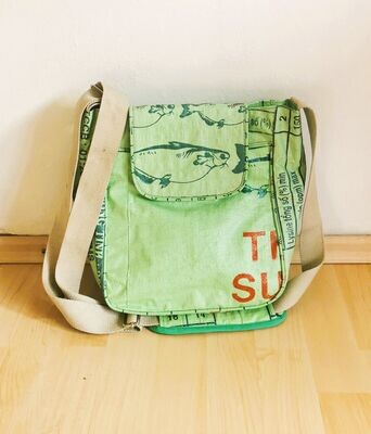 Tasche Urban Bag, light grün, H30cm B23,5cm T10cm; Gurt verstellbar bis Länge 71cm einfach; aus altem Fischfuttersack; wasserdicht, robust, stylish