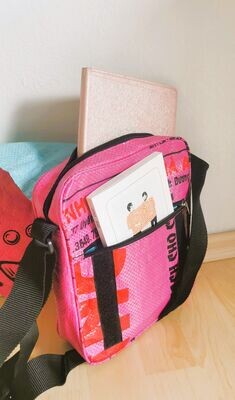 Tasche Urban Bag midi, pink/schwarz, innen eisblau; H24cm B21cm T5-6cm; aus altem Fischfuttersack; Gurt verstellbar bis Länge 60cm;wasserdicht, robust, stylish