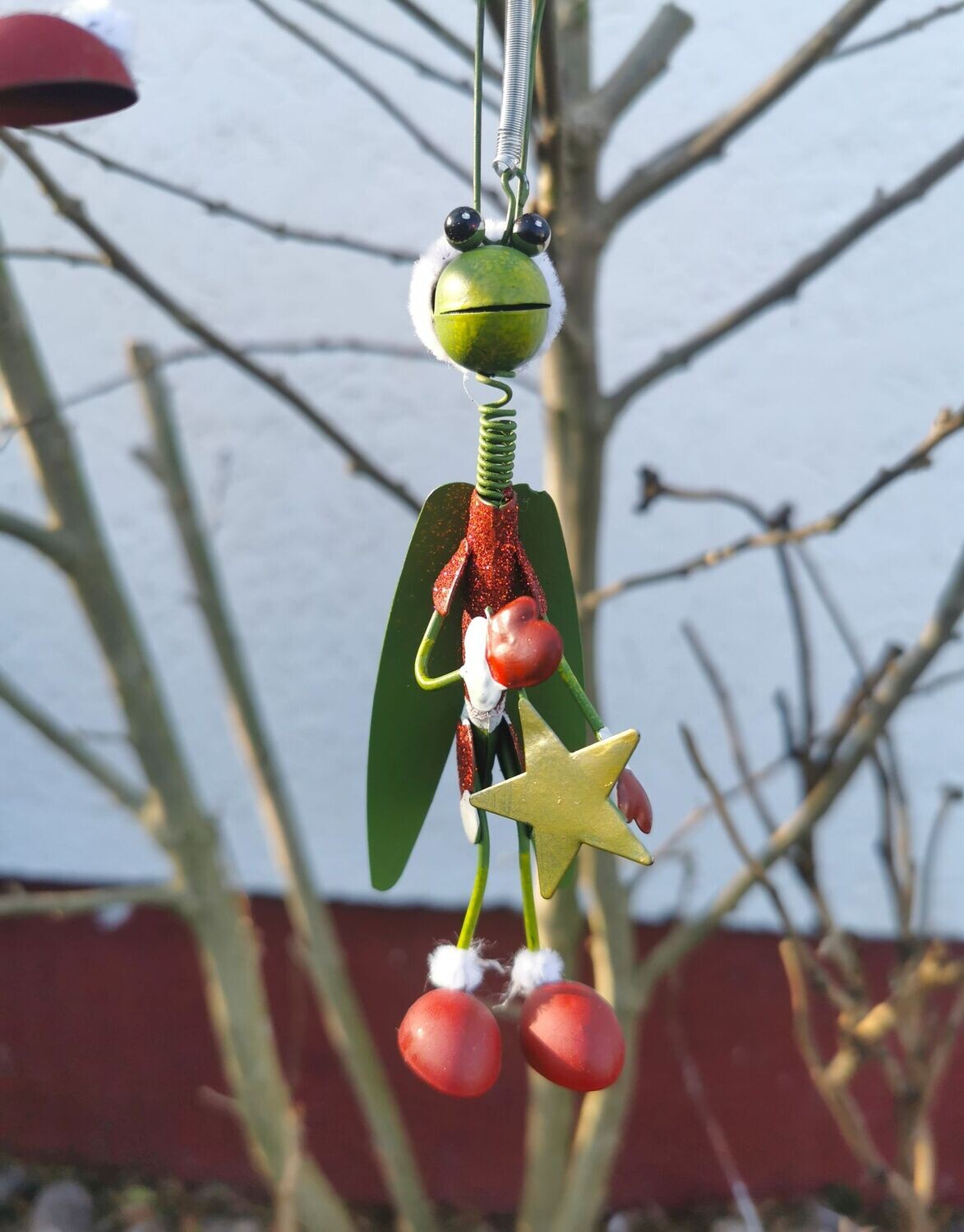 Dekohänger Weihnachtshüpfer Metall,  laubgrün mit goldenem Stern; H17cm B3cm; Spiralfeder;