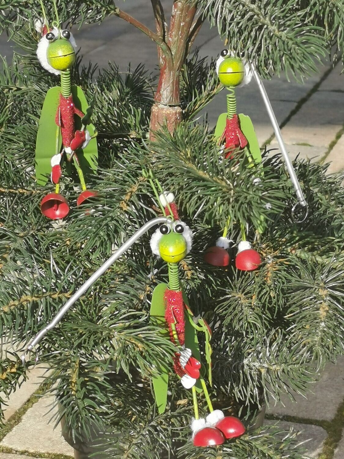 Dekohänger Weihnachtshüpfer Metall,  laubgrün mit Tannenbäumchen; H17cm B3cm; Spiralfeder;