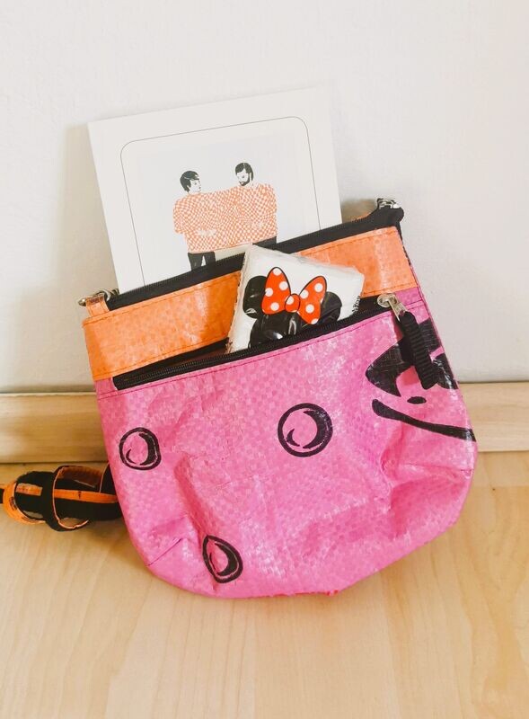 Tasche Mini pink/light orange/schwarz; aus recyceltem Fischfuttersack; mit langem Trageriemen; H17,5cm B18cm T4cm; wasserdicht, robust, stylish Tasche Mini pink/light orange/schwarz; aus recyceltem Fischfuttersack; mit langem Trageriemen; H17,5cm B18cm T4cm; wasserdicht, robust, stylish