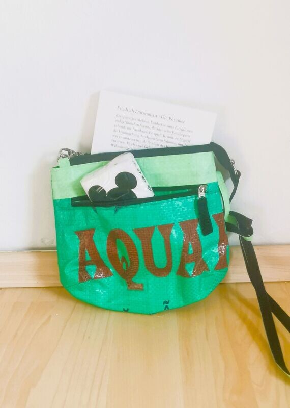 Tasche Mini irsch grün/light grün; aus recyceltem Fischfuttersack; mit langem Trageriemen; H17,5cm B18cm T4cm; wasserdicht, robust, stylish Tasche Mini irsch grün/light grün; aus recyceltem Fischfuttersack; mit langem Trageriemen; H17,5cm B18cm T4cm; wasserdicht, robust, stylish