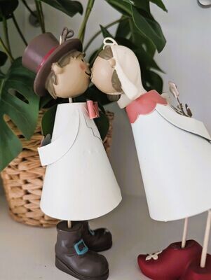 Hochzeitsdeko Brautpaar Set Wackelfiguren, H18cm dm6cm, Metall; Magnete im Kopf halten sie beim Küssen zusammen;