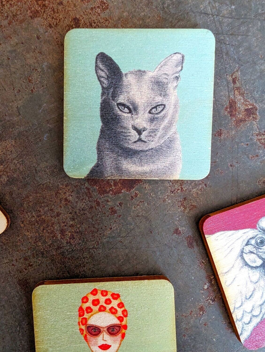 Magnet "Katze silbergrau" auf eisblauem Hintergrund Holz; 5,5 x 5,5cm; Künstlerarbeit, Druck der Zeichnung auf Holzplättchen