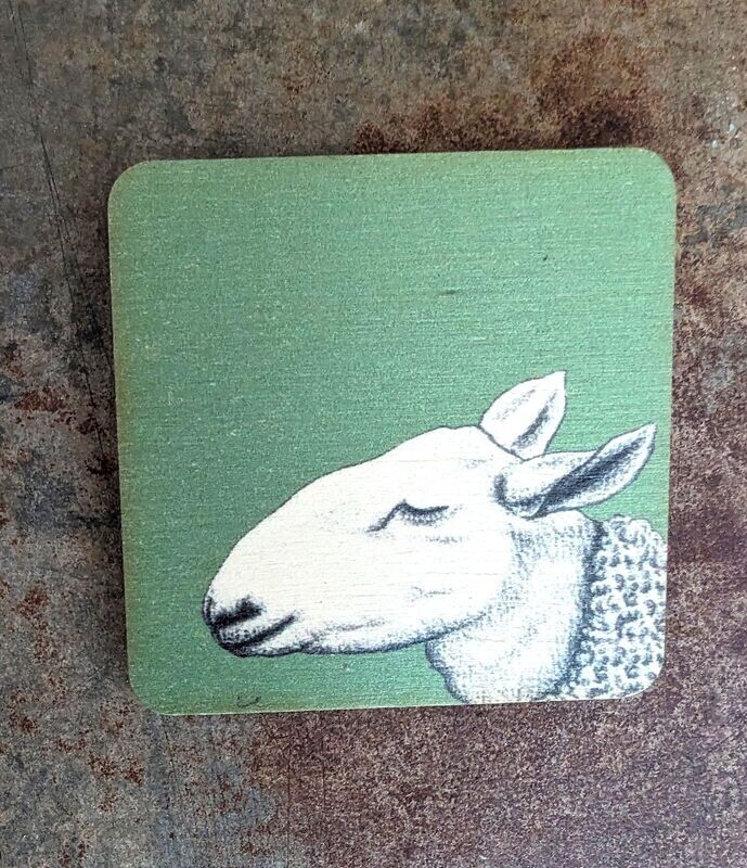 Magnet "Schaf" auf vintagegrünem Hintergrund Holz; 5,5 x 5,5cm;  Künstlerarbeit, Druck der Zeichnung auf Holzplättchen
