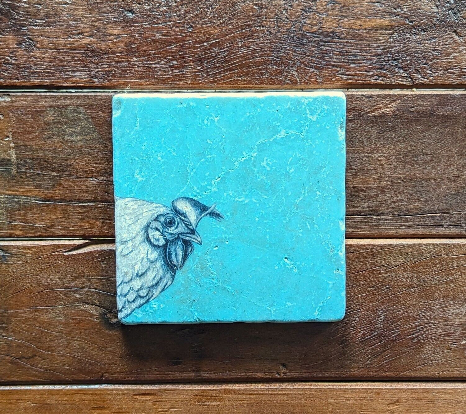 Dekofliese/Untersetzer Henne auf eisblauem Hintergrund, Keramik; Künstlerarbeit, Zeichnungen werden mit einer Drucktechnik auf die Fliese aufgebracht; 10 x 10cm