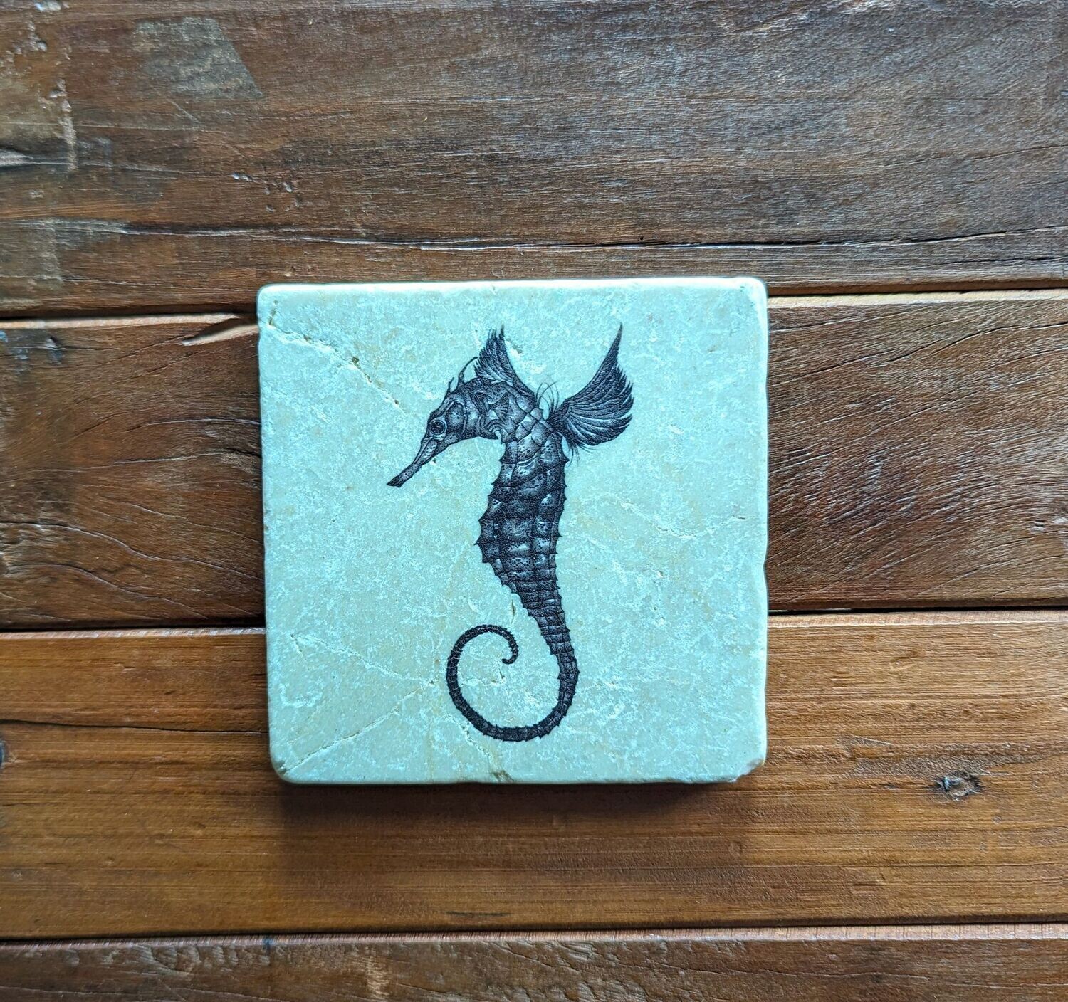 Dekofliese/Untersetzer Seepferd auf grünblauem Hintergrund, Keramik; Künstlerarbeit, Zeichnungen werden mit einer Drucktechnik auf die Fliese aufgebracht; 10 x 10cm