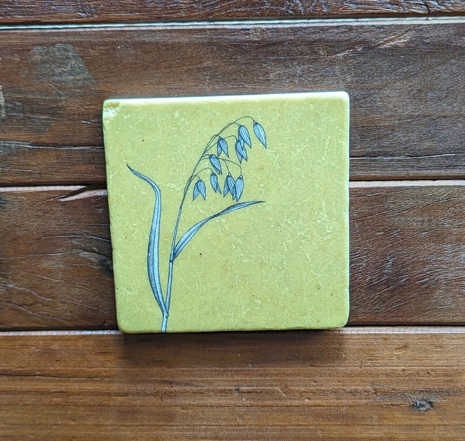 Dekofliese/Untersetzer Hafer auf sonnengelbem Hintergrund, Keramik; Künstlerarbeit, Zeichnungen werden mit einer Drucktechnik auf die Fliese aufgebracht; 10 x 10cm