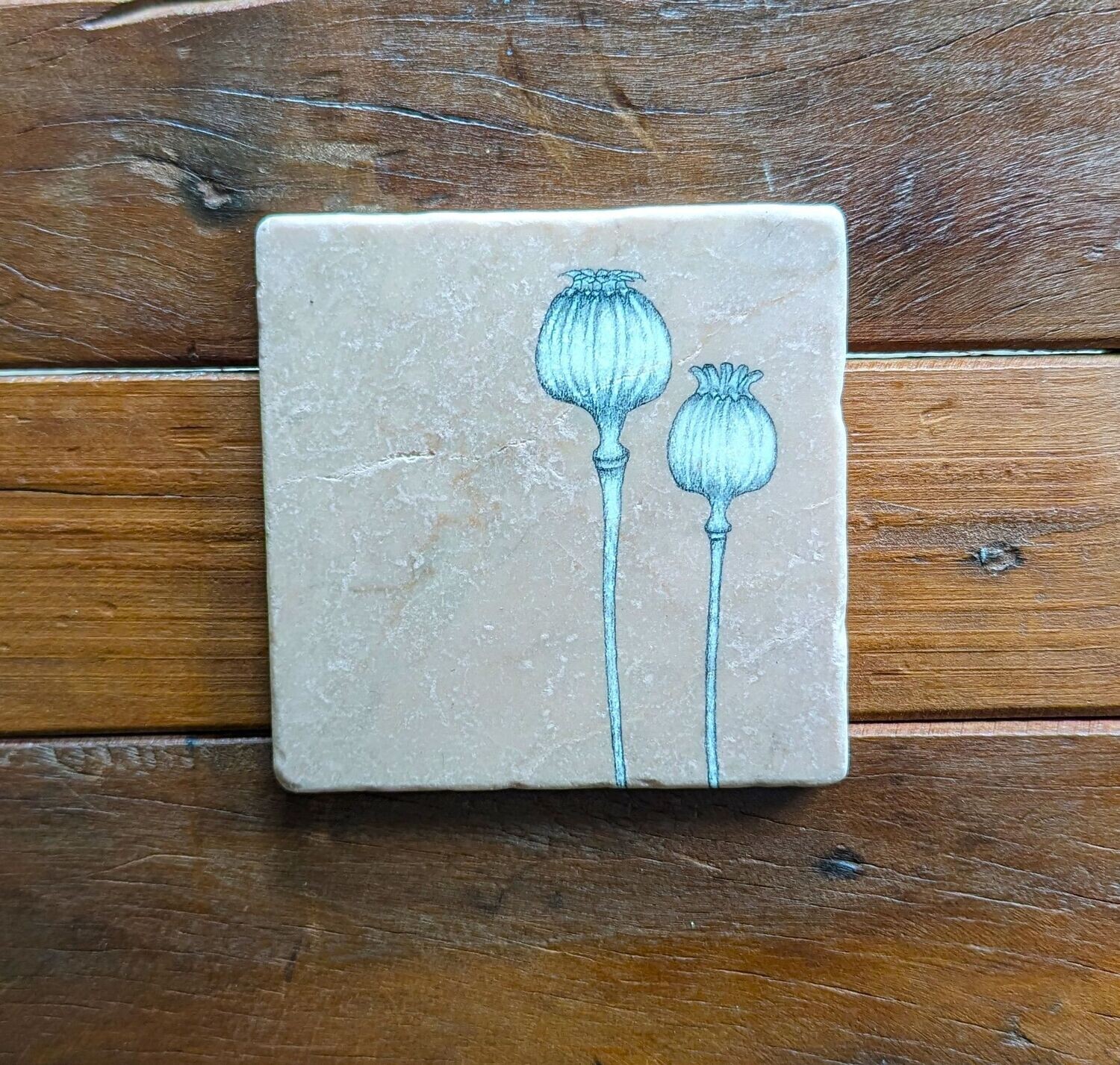 Dekofliese/Untersetzer Mohn auf hellbraunem Hintergrund, Keramik; Künstlerarbeit, Zeichnungen werden mit einer Drucktechnik auf die Fliese aufgebracht; 10 x 10cm
