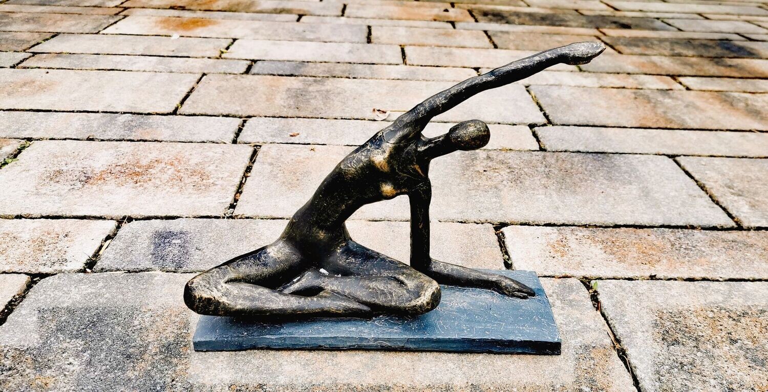 Figur Silhouette Yoga, Kunstharz; unregelmäßige Struktur; L28cmB10cmH23cm; bronzeimitiert; auf anthrazitfarbenem Sockel;