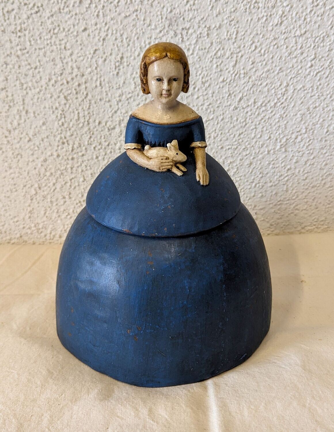 Dekofigur/Schatulle Mädchen mit Hase, dunkelblau, used Optik; Kunstharz; h21cm dm17cm;
