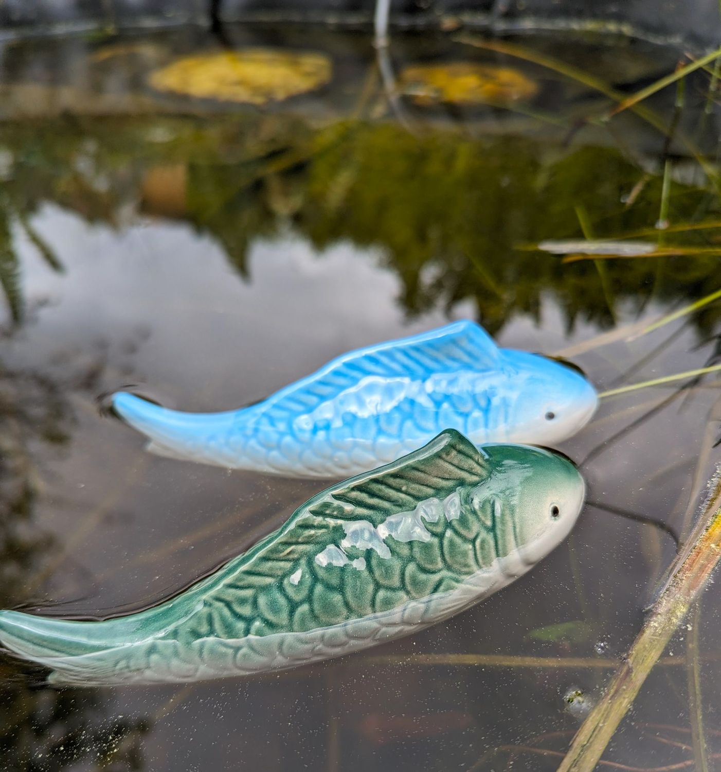 Schwimmfisch Porzellan, himmelblau/weiß; L16cm B4,5cm H6,5cm;