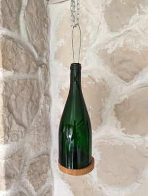 Windlicht Flasche recyceltes Grünglas; zum Hängen bis 40cm; mit Holzuntersetzer; H26cm dm8,5cm MaBe