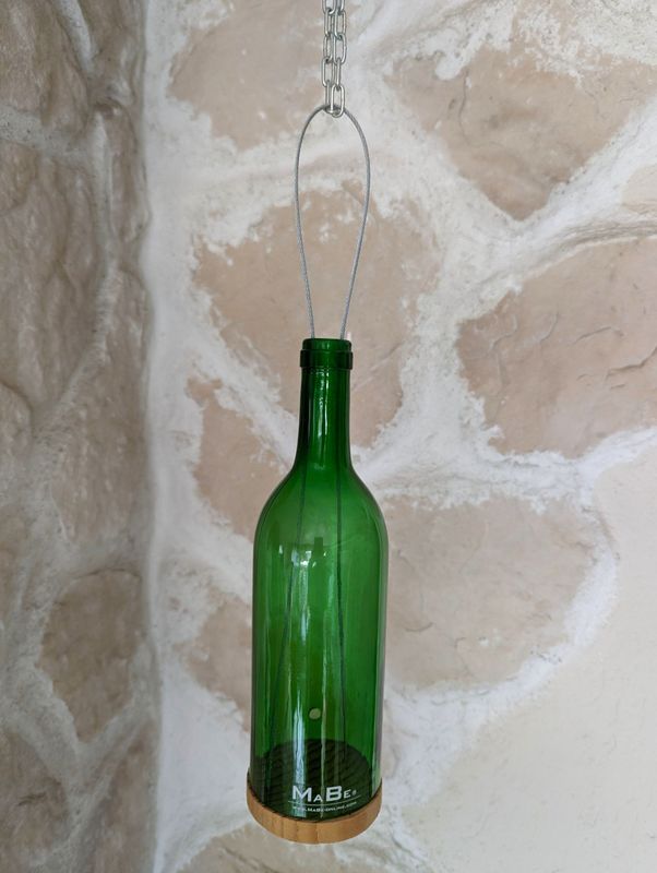 Windlicht Flasche recyceltes Grünglas mit Schriftzug; zum Hängen bis 40cm;  mit Holzuntersetzer; H28cm dm8cm MaBe