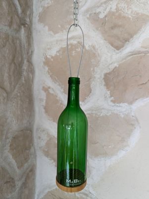 Windlicht Flasche recyceltes Grünglas mit Schriftzug; zum Hängen bis 40cm; mit Holzuntersetzer; H28cm dm8cm MaBe