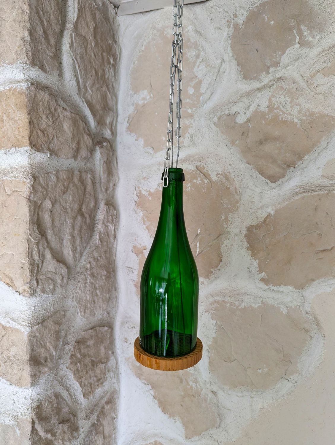 Windlicht Flasche recyceltes Grünglas; zum Hängen bis 40cm;  mit Holzuntersetzer; H25cm dm8cm MaBe
