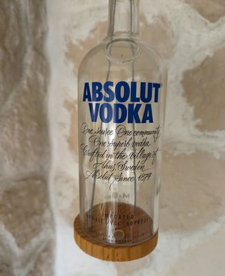 Windlicht Flasche recyceltes Klarglas "Absolut Wodka"; zum Hängen bis 40cm; mit Holzuntersetzer; H25,5cm dm9cm MaBe