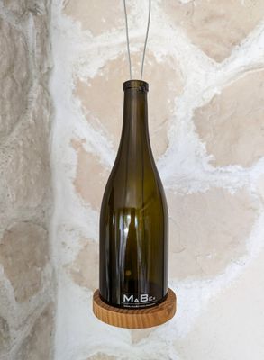 Windlicht Flasche recyceltes Braunglas; zum Hängen bis 40cm; mit Holzuntersetzer; H24,5cm dm8cm MaBe