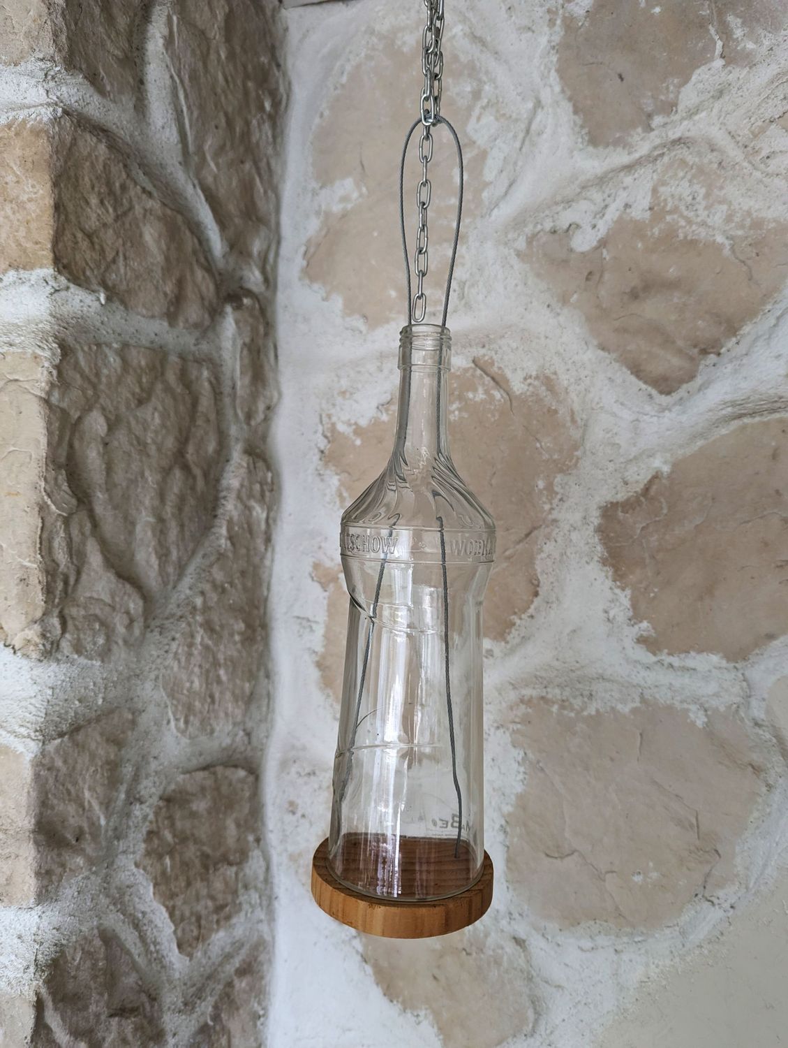 Windlicht Flasche recyceltes Klarglas; zum Hängen bis 40cm;  mit Holzuntersetzer; H28,5cm dm8,5cm MaBe