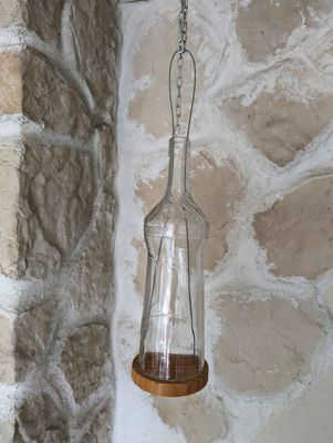 Windlicht Flasche recyceltes Klarglas; zum Hängen bis 40cm; mit Holzuntersetzer; H28,5cm dm8,5cm MaBe