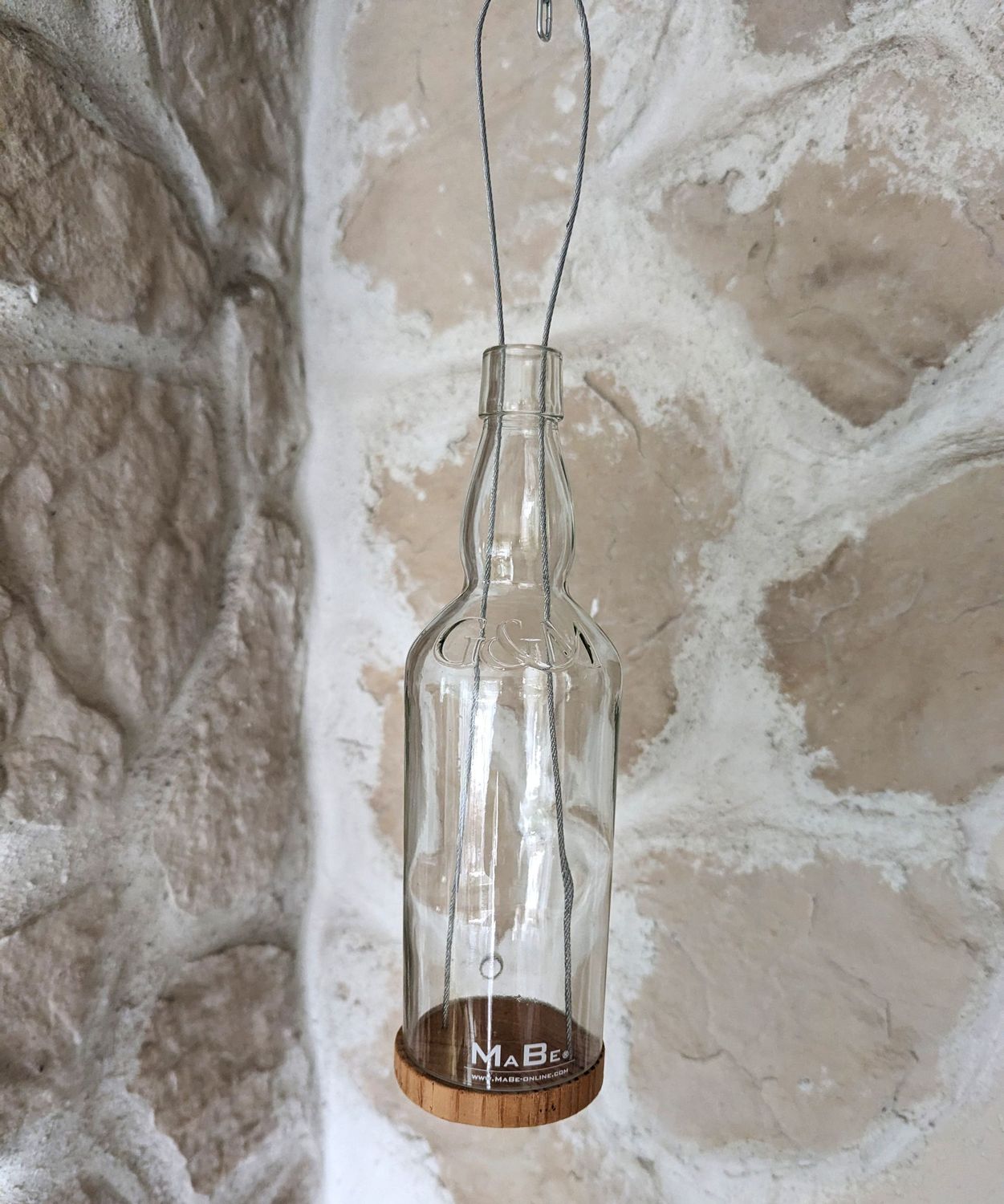 Windlicht Flasche recyceltes Klarglas G+M; zum Hängen bis 40cm;  mit Holzuntersetzer; H25,5cm dm7cm MaBe