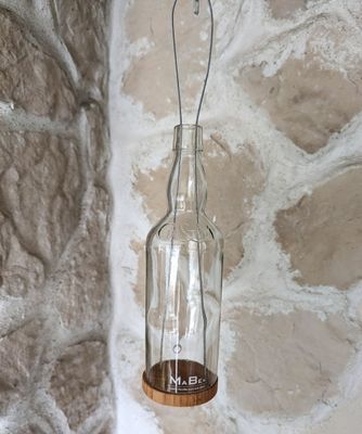 Windlicht Flasche recyceltes Klarglas G+M; zum Hängen bis 40cm; mit Holzuntersetzer; H25,5cm dm7cm MaBe