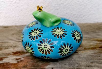 Schwimmlinse Porzellan mit Froschkönig, meerblau/apfelgrün; H8cm dm10cm;