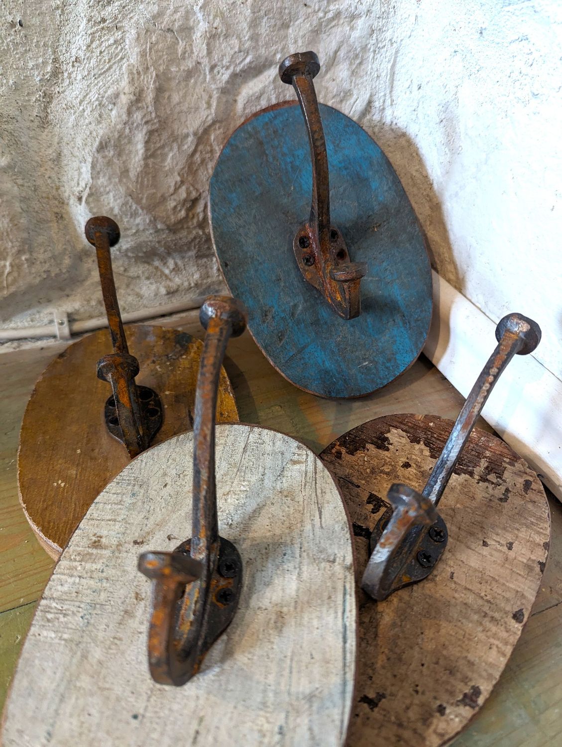 Wandhaken auf ovalem Holzschild verschied. Farben; vintage Optik H17,5cm B12cm,  
nur noch in den gedeckten Farben erhältlich - blau ausverkauft