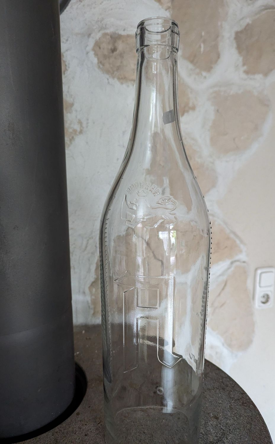Windlicht Flasche recyceltes Klarglas "Asbach Urbrand";  mit Holzuntersetzer; H43,5cm dm 10cm; MaBe