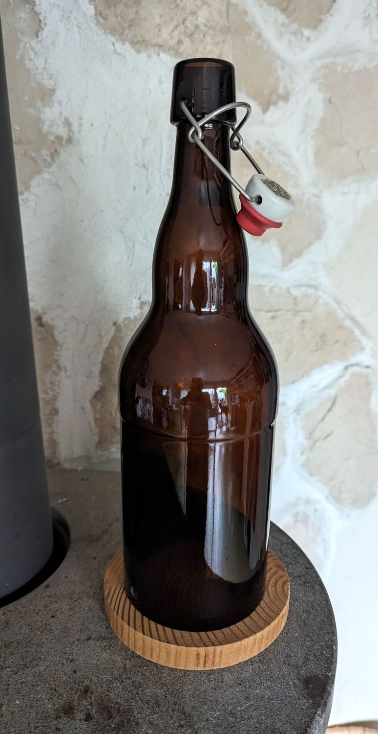 Windlicht Flasche recyceltes Braunglas mit Bügelverschluss;  mit Holzuntersetzer; H36cm dm 10cm; MaBe